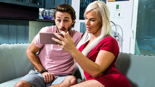 Мама друга соблазнила молодого парня и дала ему в тугое очко!