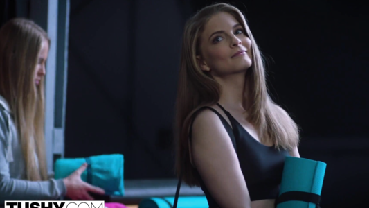 Соблазнила на анал собственного и получила в попку прямо в качалке