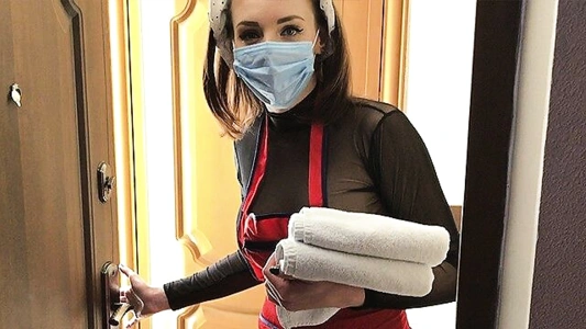 Вызвал служанку, чтобы вытерла пол и оттрахал за одно! Русское сюжетное порно!