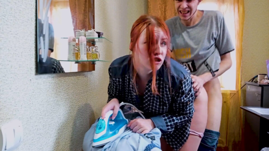 Отодрал женушку за то, что хреново погладила ему рубашку