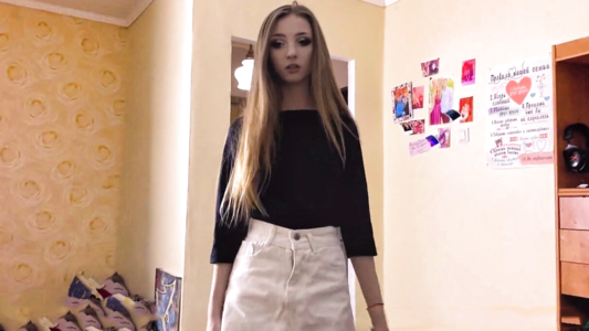 Хотел просто подрочить на нормальную порнуху, а спалился перед телкой!