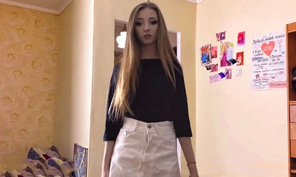 Хотел просто подрочить на нормальную порнуху, а спалился перед телкой!