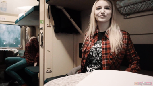 Настя соблазнила попутчика на минет в купе поезда по дороге в Москву!