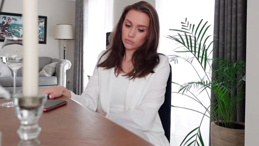 Молодая мачеха хотела что-то изменить и больше не спать с сыном мужа, но Дэвид снова её соблазнил