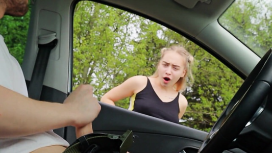 Классно сыграла сценку - типа спалила парня на дрочке в машине и захотела ему отсосать и отдаться как шлюшка