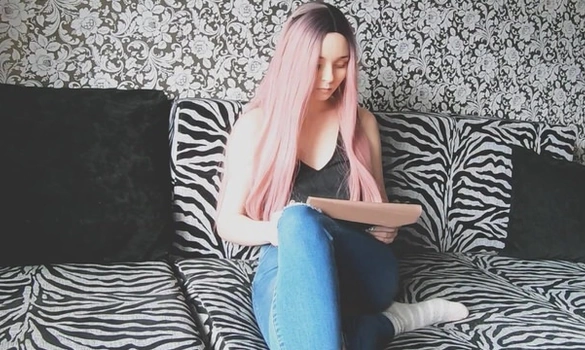 Зашла к другу в гости посидеть у него на планшете, а он только думал о сексе