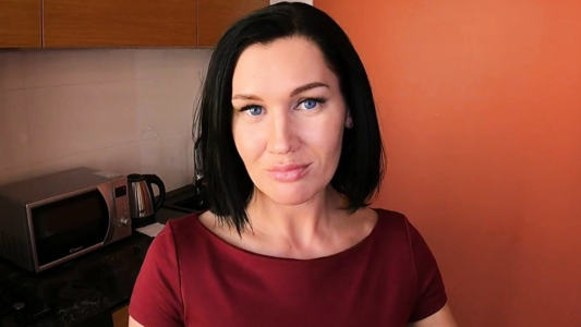 Мачеха соблазняет пасынка на секс, каждый раз когда он заходит к ней в гости