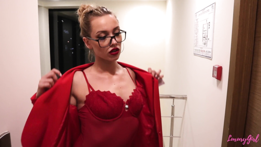 Вызвал в отель красивую эскортинцу и дал ей в ротик в порно от первого лица