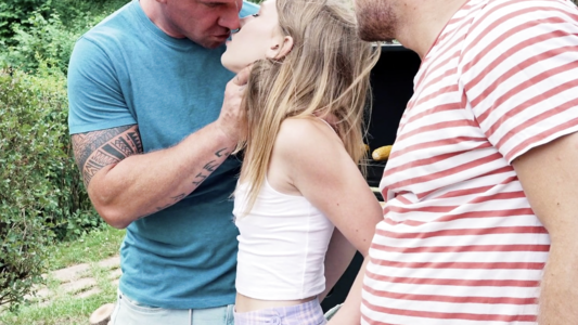 Пикник на даче закончился сексом втроем