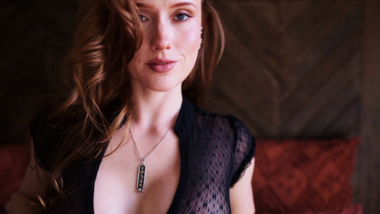 Секс в рваных колготках с шикарной женщиной