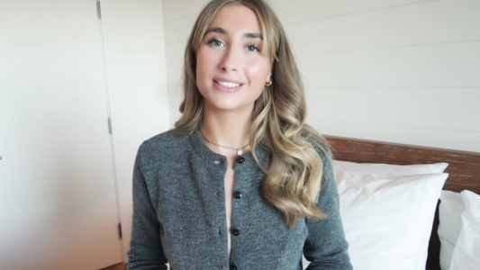 Милашка показала грудь и красиво потрахалась с парнем