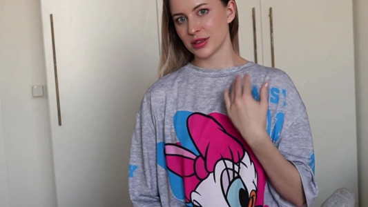 Приятная мачеха зашла ко мне в спальню