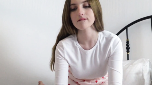 Секс с спальне с очень милой девушкой