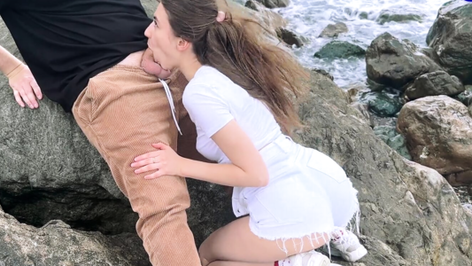 Сосет парню на природе по самые яйца