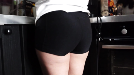 Измена с соседкой, пока жена на даче!