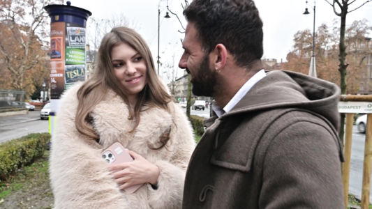 Влюбила в себя официанта и получила анальный секс