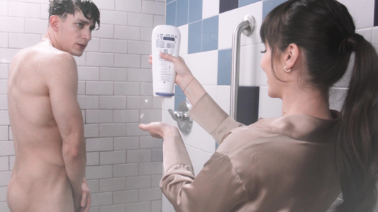 Вы что делаете? - Зрелая милфа зашла к парню в душ!