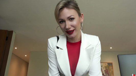 Устроилась на работу секретарем в престижную фирму