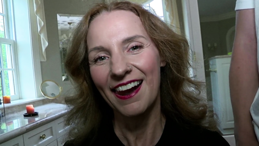 Зрелая дама показала навыки секса в бритую киску