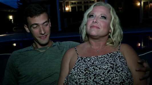 Зрелая женщина и молодой парень получают совместное удовольствие