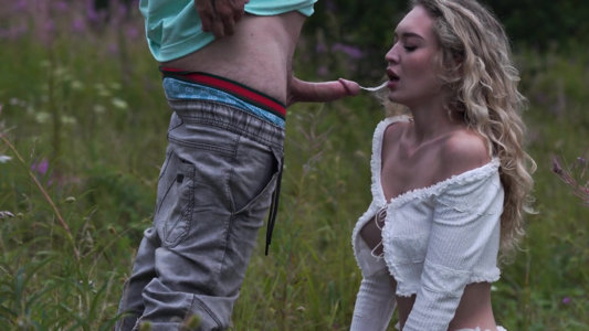 Глубокий минет на природе