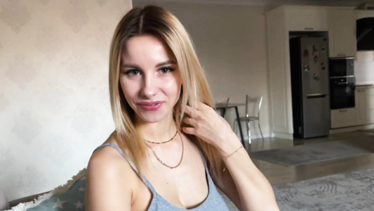 Очень приятная и симпатичная молодая мачеха