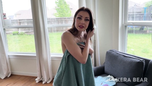 Красивая мачеха доводит меня до оргазма