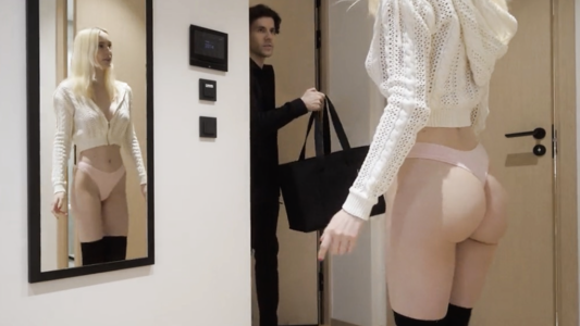 Было скучно и блондинка решила соблазнить доставщика на секс