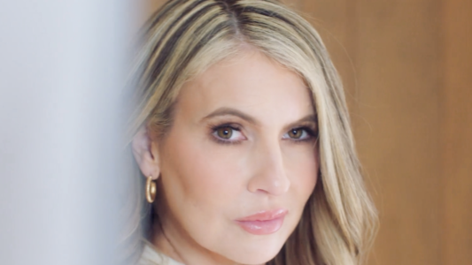 Опытная мамка показала тренеру пасынка, на что способна ее волосатая киска