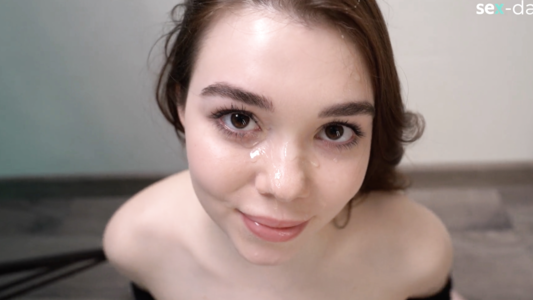 Секс с милашкой и трах в бритую киску перед сном!