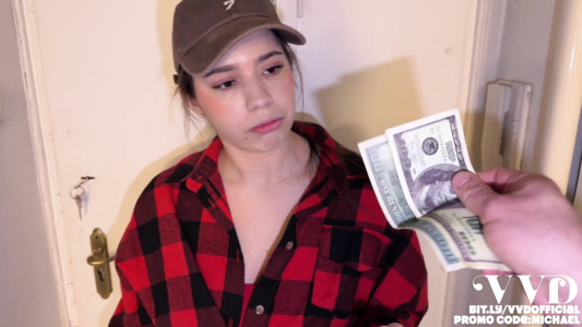 Я дам тебе 300 баксов, только вставь в себя это и потрахай!