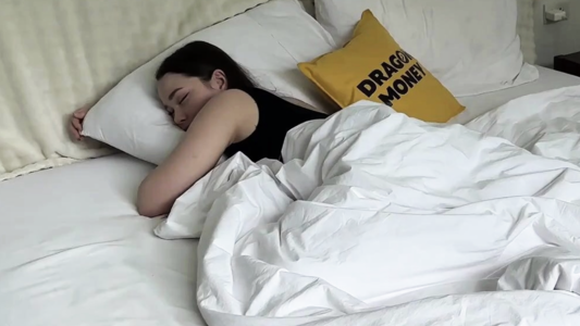 Сводная сестра притворилась спящей...