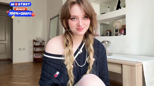 Милая скромная девушка продолжает тереть свою киску — и очень стесняется