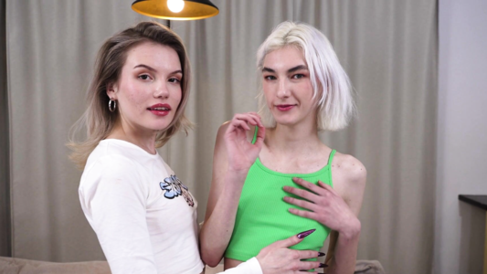 Анальный секс втроем с. большим членом и двумя худыми москвичками