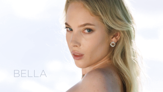 Белла казалась идеальной девушкой — пока не выяснилось, что она по ночам работает стриптизёршей