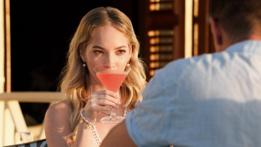 Белла казалась идеальной девушкой — пока не выяснилось, что она по ночам работает стриптизёршей