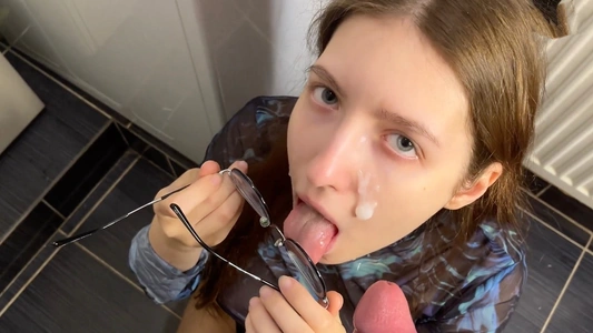 Сделала горячий минет со спермой на очки!